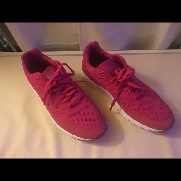 hot pink nike air max womens